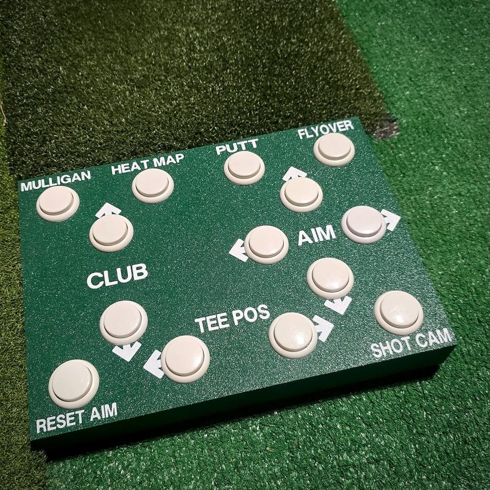 SimMarshal Bluetooth control box: 14 buttons on a black box, on a turf mat